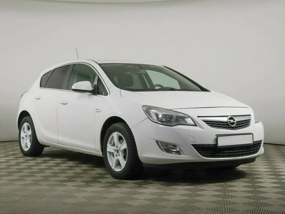 Opel Astra J Рестайлинг — фото 2