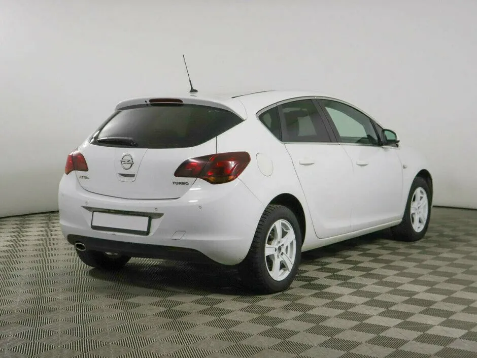 Opel Astra J Рестайлинг — фото 3
