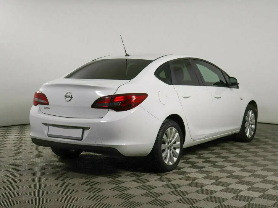 Opel Astra J Рестайлинг — фото 3