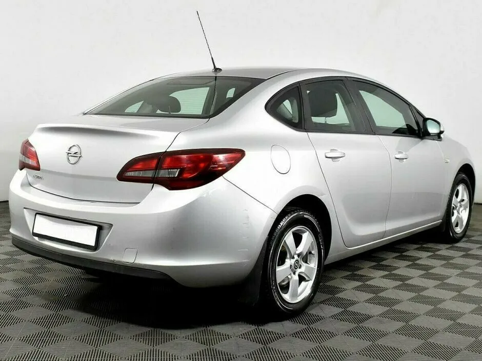 Opel Astra J Рестайлинг — фото 3