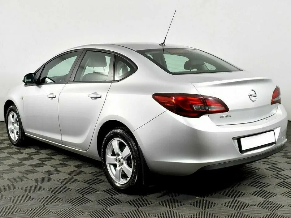 Opel Astra J Рестайлинг — фото 4