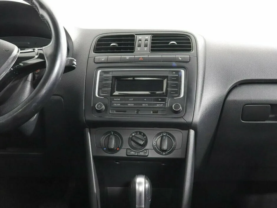 Volkswagen Polo V Рестайлинг — фото 5