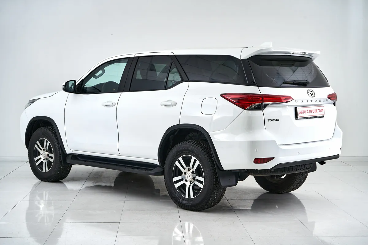 Toyota Fortuner II · Стандарт — фото 4