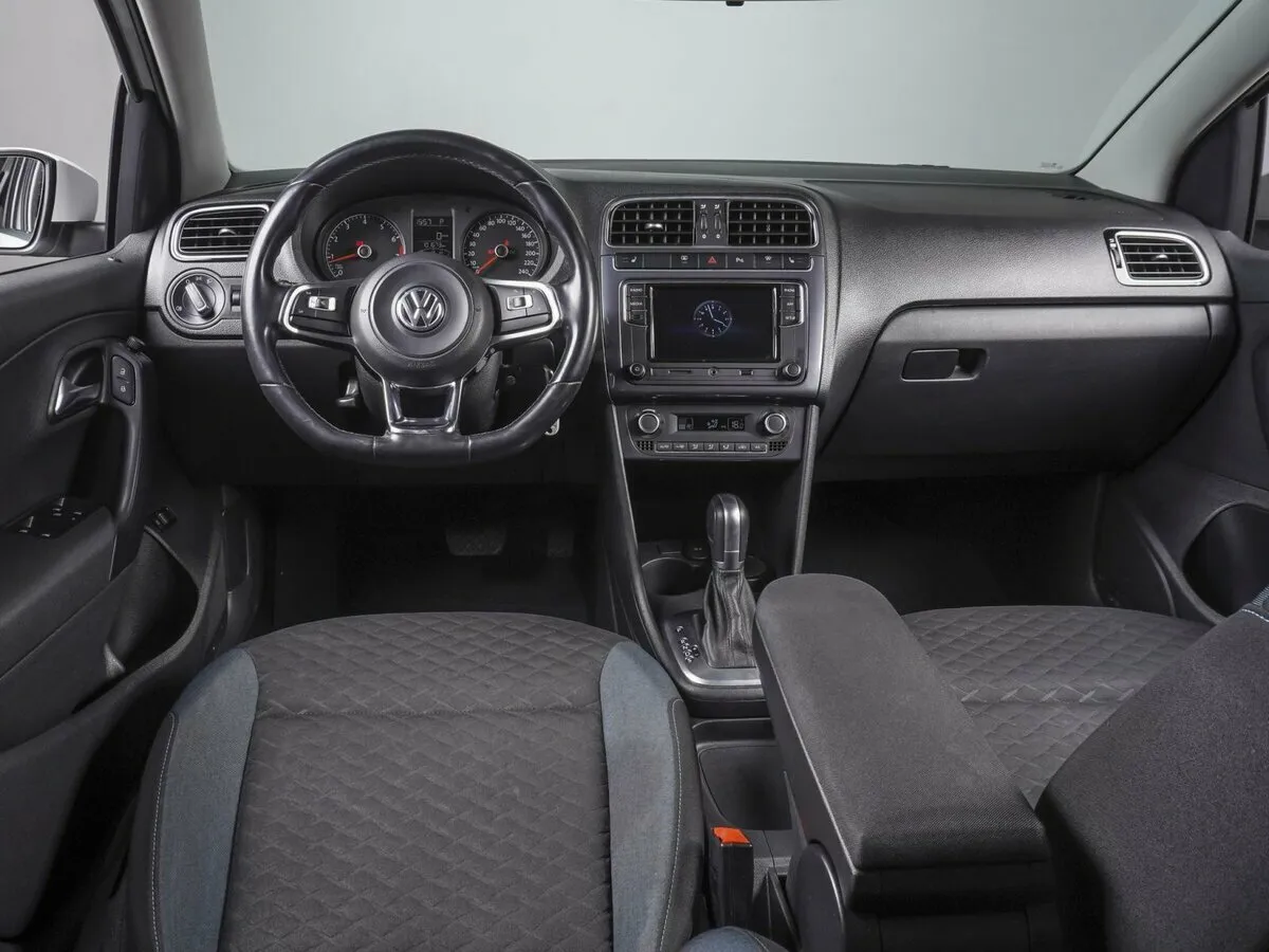 Volkswagen Polo V Рестайлинг · Highline — фото 5