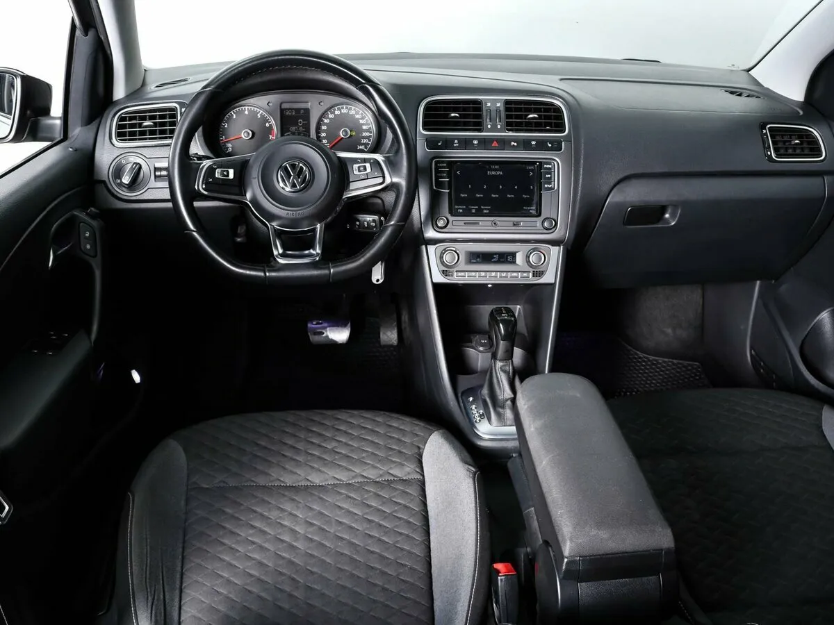 Volkswagen Polo V Рестайлинг · Drive — фото 5