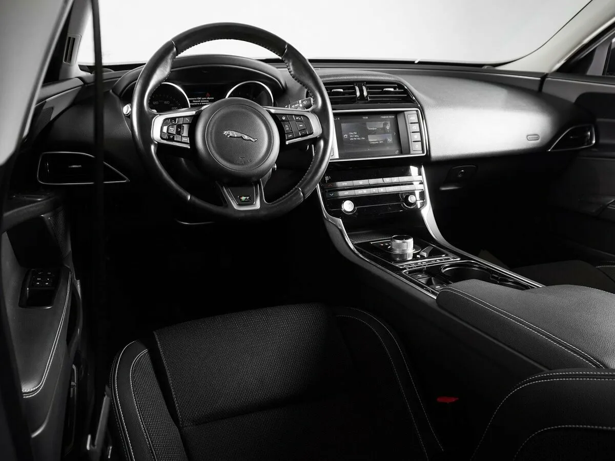 Jaguar XE I · Prestige — фото 5