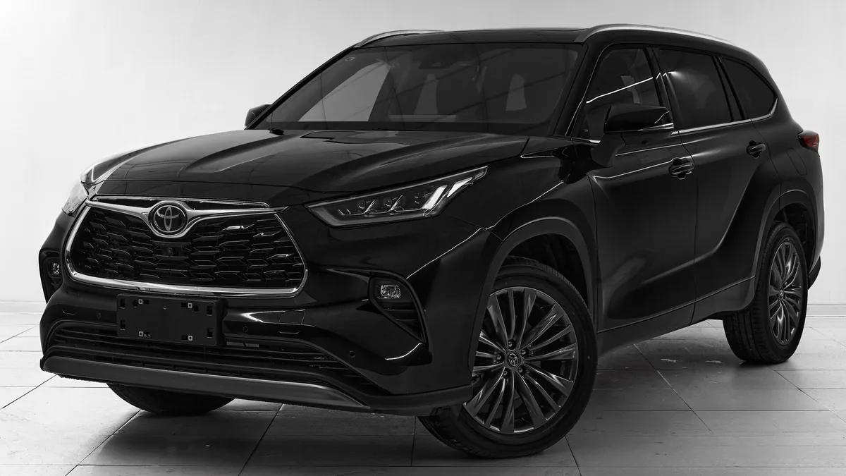 Toyota Highlander IV (XU70) · Luxury