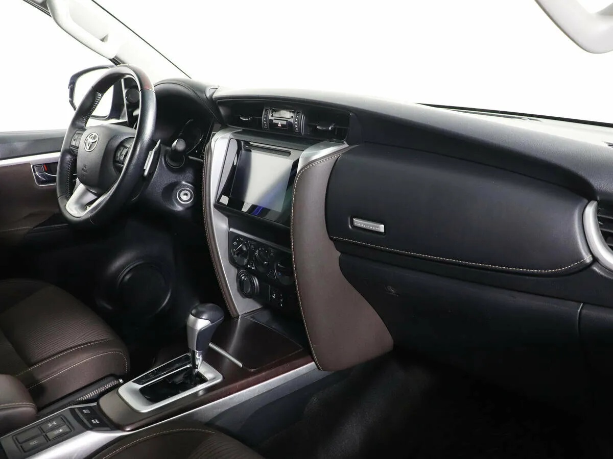 Toyota Fortuner II · Стандарт — фото 5
