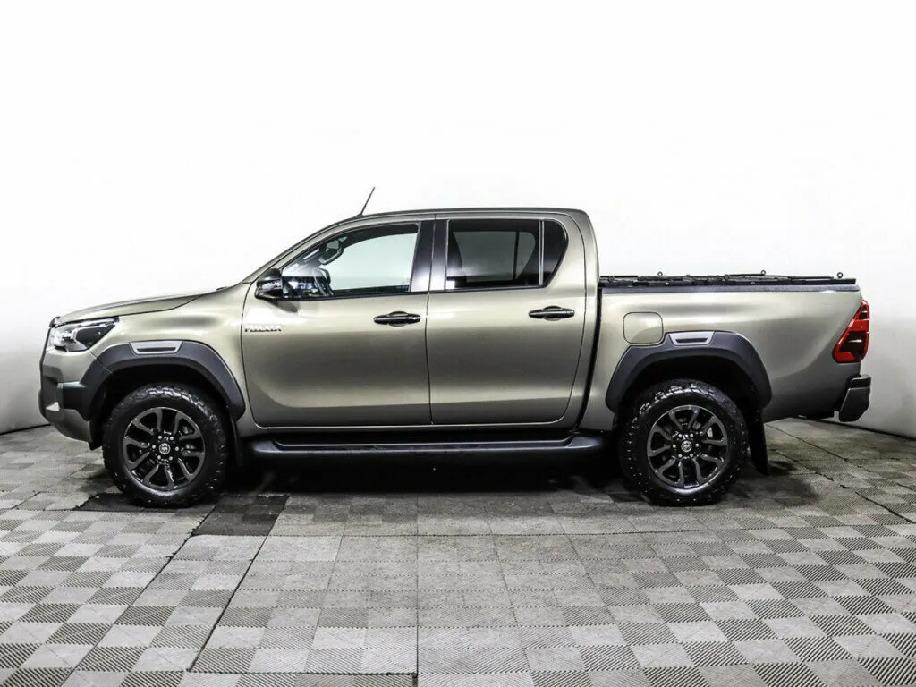 Toyota Hilux VIII Рестайлинг 2 · Black Onyx — фото 3