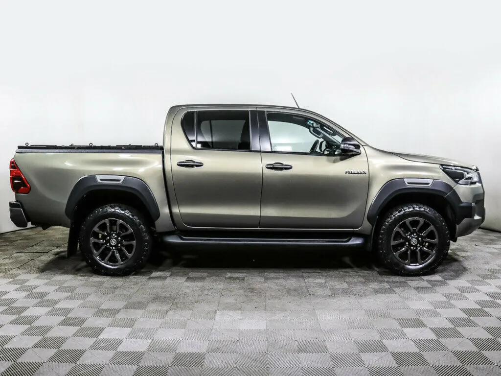 Toyota Hilux VIII Рестайлинг 2 · Black Onyx — фото 4