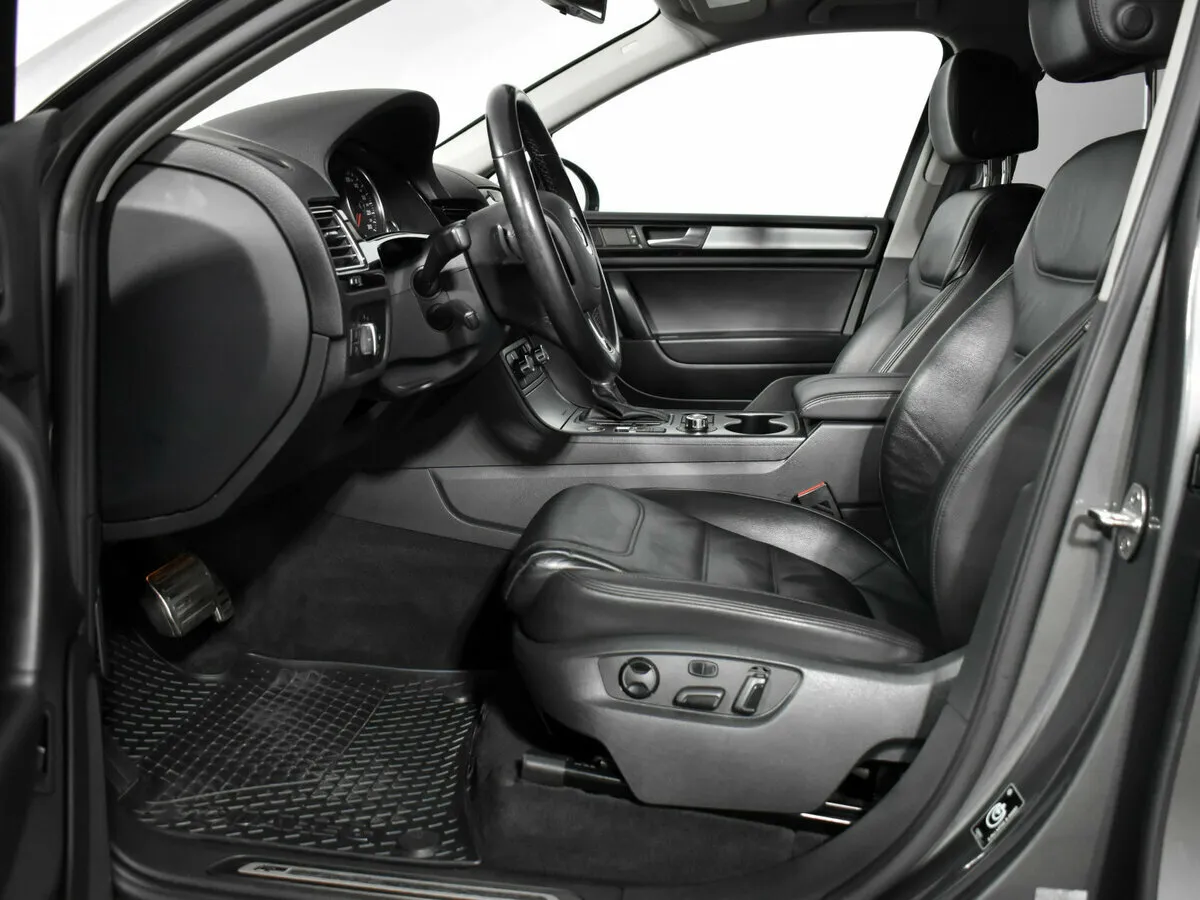 Volkswagen Touareg II Рестайлинг · Base — фото 5