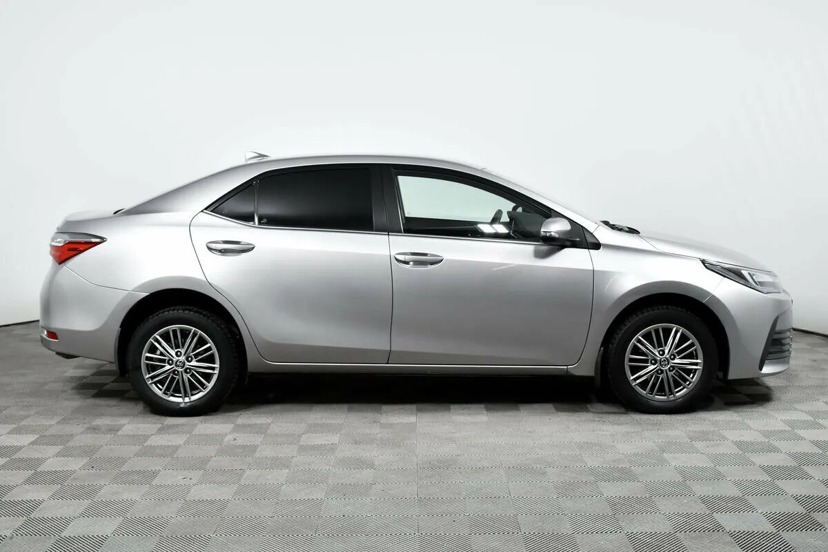 Toyota Corolla XI (E160, E170, E180) Рестайлинг 1 · Стиль — фото 4