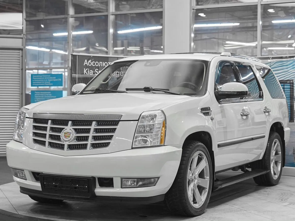 Cadillac Escalade III · Base