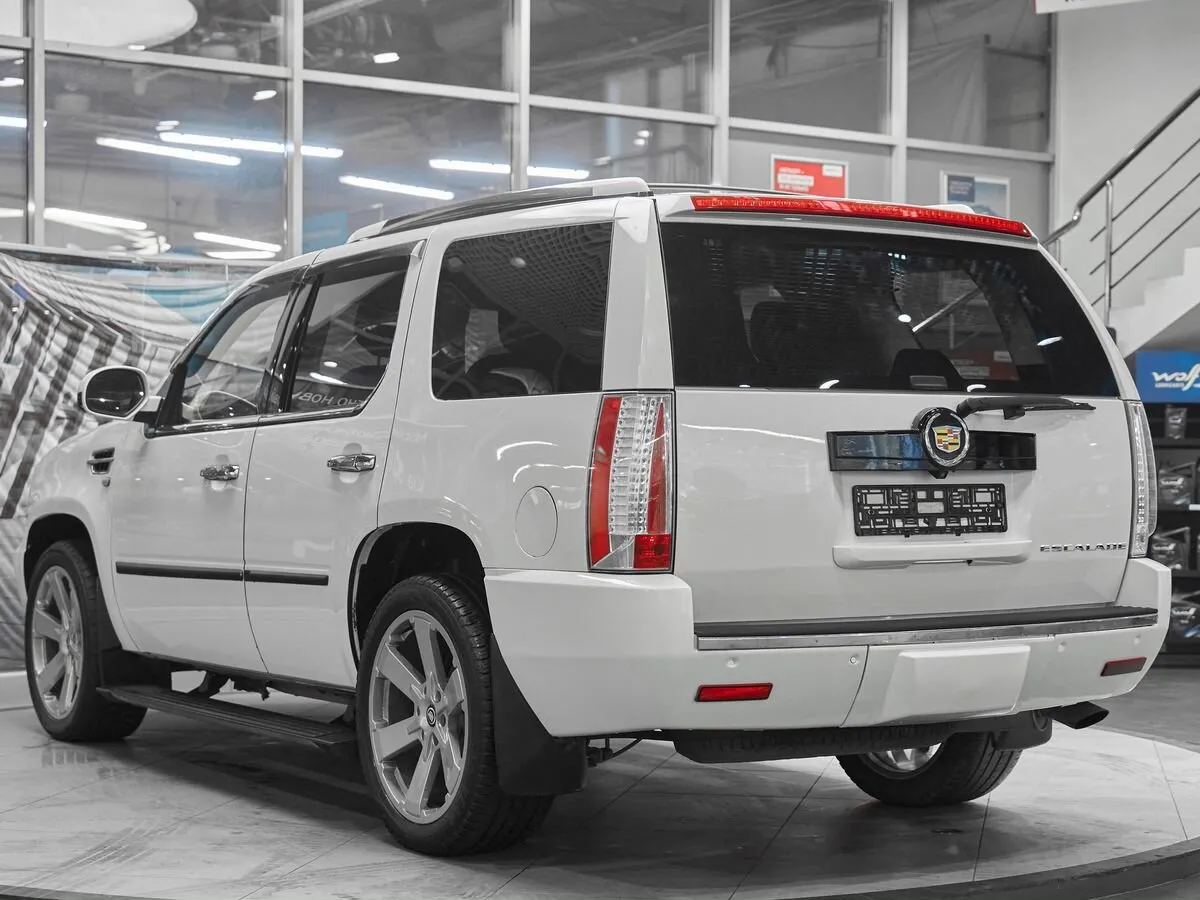 Cadillac Escalade III · Base — фото 4
