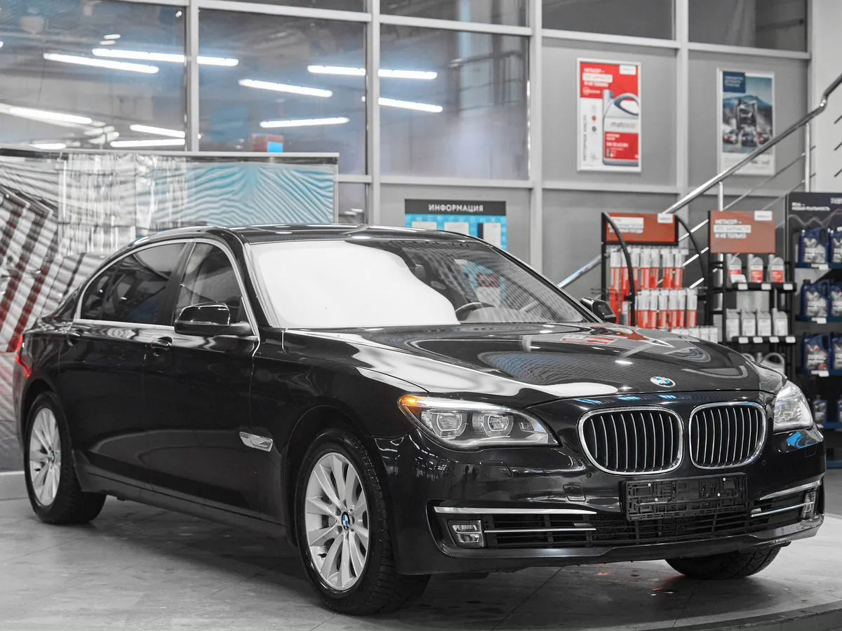 BMW 7 серии V (F01/F02/F04) Рестайлинг · 740Li xDrive — фото 3