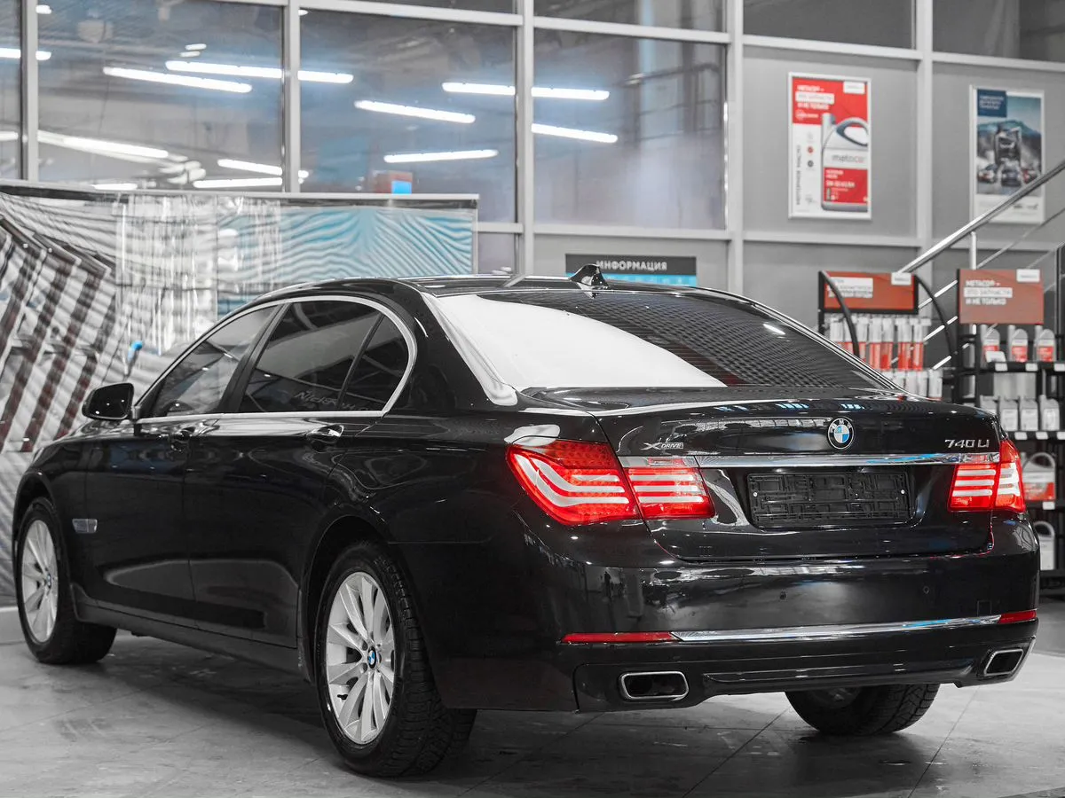 BMW 7 серии V (F01/F02/F04) Рестайлинг · 740Li xDrive — фото 4