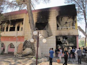 Сожженное "мирными демонстрантами" здание банкетного зала Клуба офицеров в городе Хама.
