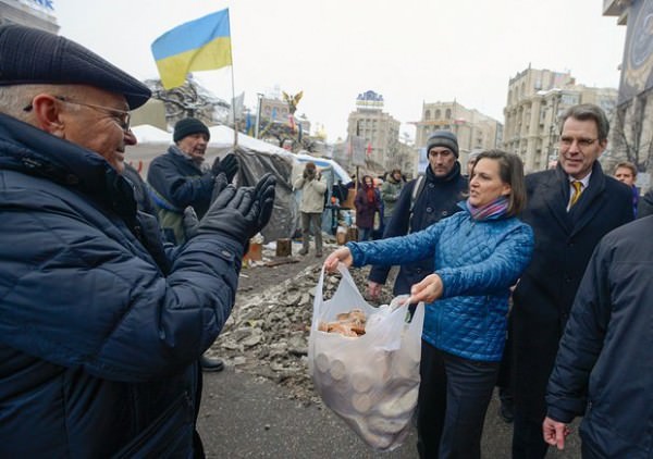 ПИРОЖКИ НА МАЙДАНЕ, КОТОРЫМИ ВЫМОЩЕНА ДОРОГА В КРИЗИС, И ПРОЧИЕ ПОДАРКИ США 