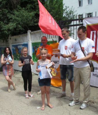 Vruchenie diplomov 1 586x692 ПВО вместе с «Комсомольской правдой» подарили  симферопольской детской больнице забор галерею