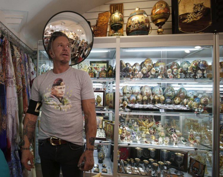 Actor-Rourke-wears-a-T-shirt-with-an-image-depicting-Russia-s-President-Vladimir