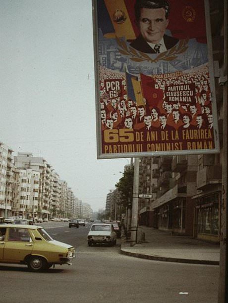 Агитационный первомайский плакат на улицах Бухареста, 1986