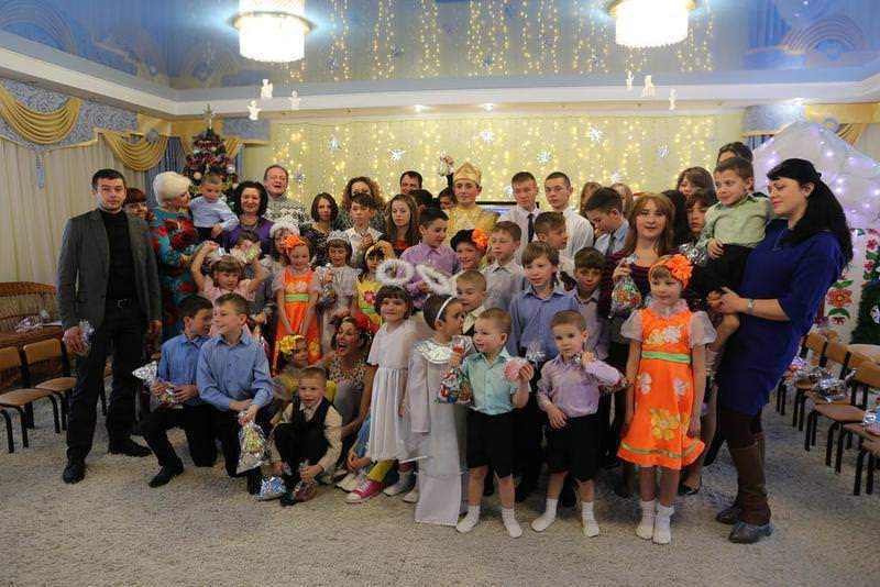МВД ЛНР и друзья из Санкт-Петербурга поздравили детей Республики с днем Святого Николая