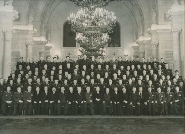  Члены Президиума ЦК КПСС фотографируются с руководящим составом Вооруженных Сил. Середина 1950-х годов. Все пока еще очень благостно...