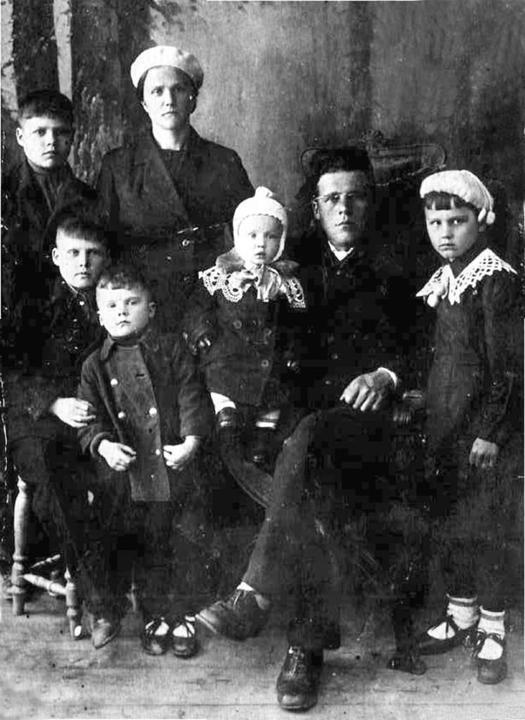 Образцовы: Витя, Коля, Миша, мать – Наталья Ивановна, отец – Александр Васильевич, маленький Юра и Лида, 1940 год