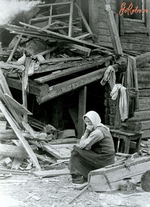 Женщина у своего дома, разрушенного в результате боев под Ржевом