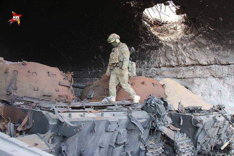 Благодаря координатам, переданным бойцами ССО, российская авиация нанесла точный удар по ангару, в котором были спрятаны три игиловских танка Фото: Александр КОЦ