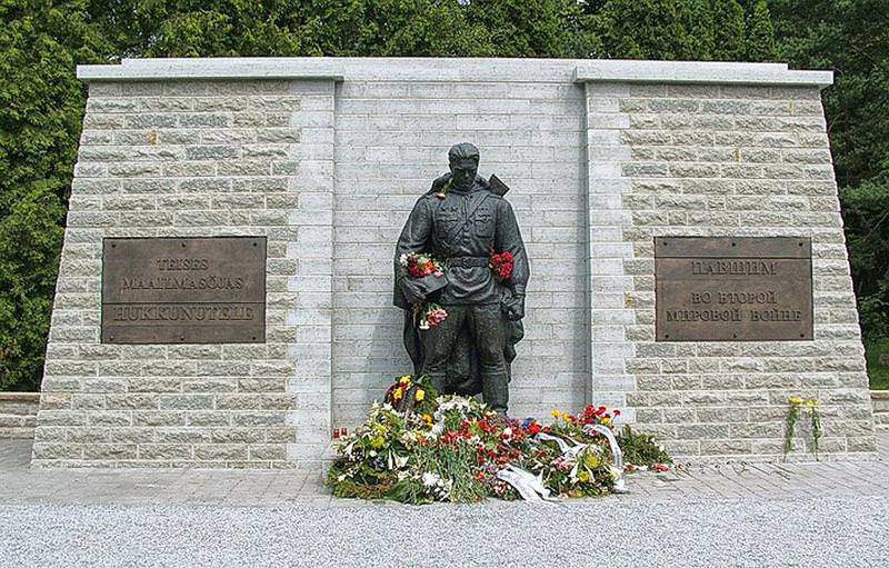 Нынешний вид "Бронзового солдата" на военном кладбище Таллина. ФОТО wikipedia.org 
