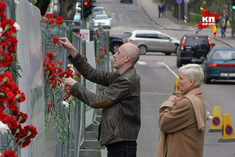 Лишенные возможности возложить цветы к памятнику, жители Таллина оставляли их прямо в ограде. Фото: Галина САПОЖНИКОВА