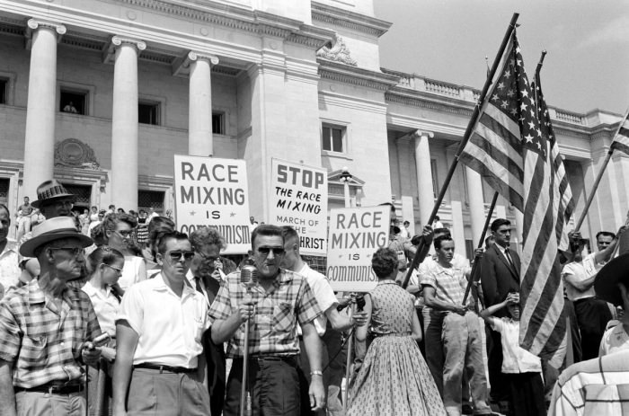 Митинг жителей Литл-Рока, штат Арканзас с лозунгами Остановить смешивание белой и черной рас и Расовое смешивание - это есть коммунизм (1959 год)
