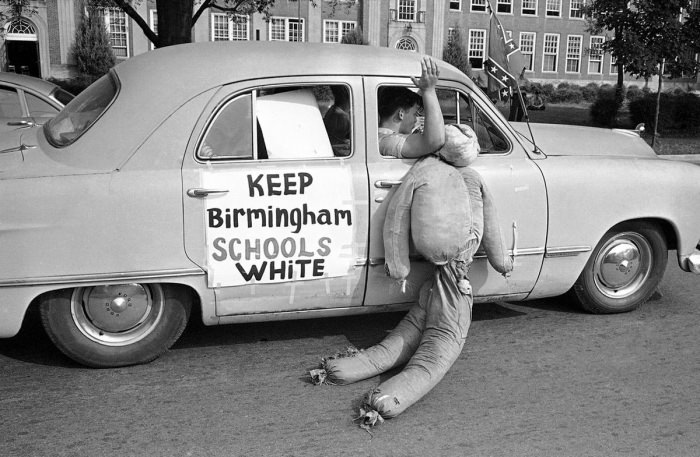 Группа американских белых активистов в автомобиле с чучелом негра и надписью Сохраним школы Бирмингема за белыми гражданами (1963 год)