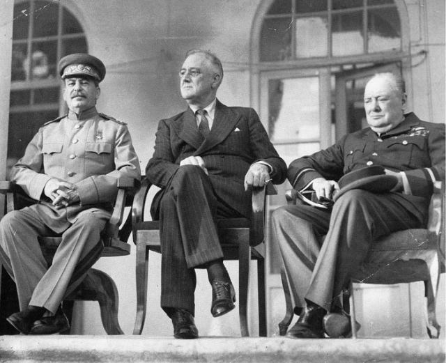 И. В. Сталин, Ф. Д. Рузвельт, У. Черчилль в Тегеране