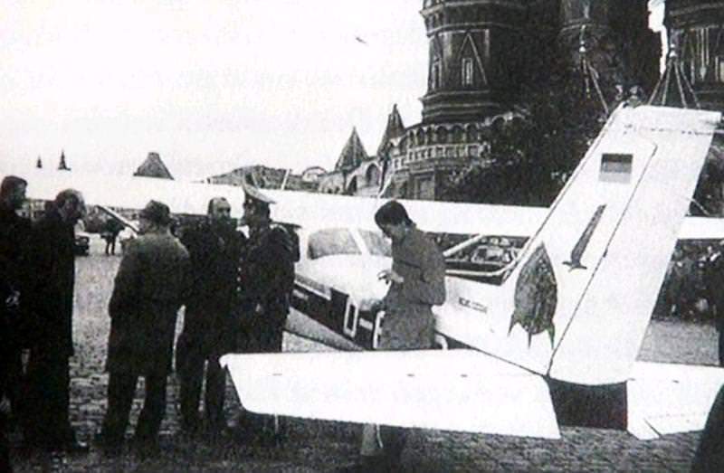Матиас Руст и его самолёт в первые минуты после приземления. ФОТО Личный архив 