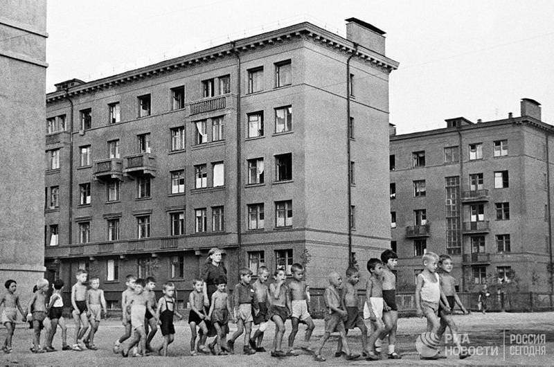 Дети на улицах города. Москва, 23 июня 1941 год