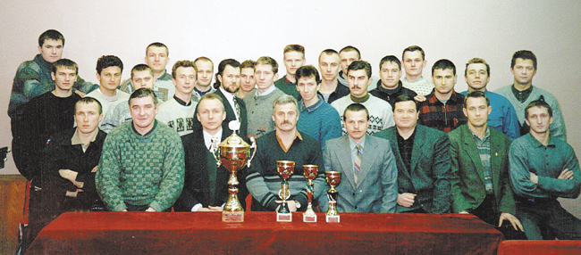 Василий Верещак с группой сотрудников «Альфы». 1996 год