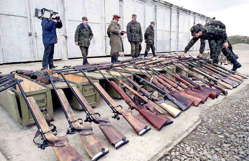 Конфискованное огнестрельное оружие. Так литовские националисты готовились к «свободе и демократии». 26 марта 1990 года
