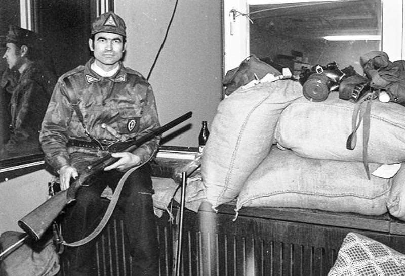 На руках у боевиков «Саюдиса» хватало огнестрельного оружия. В здании Верховного Совета Литовской ССР. Январь 1991 года. Фото Дмитрия Борко