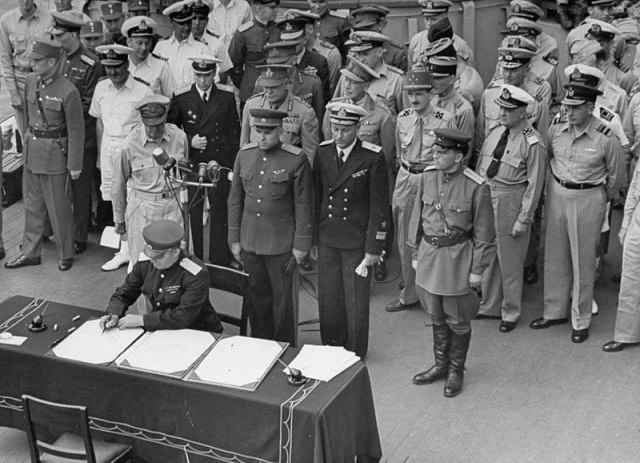 Советская делегация подписывает акт о капитуляции Японии на борту линкора «Миссури». 2 сентября 1945
