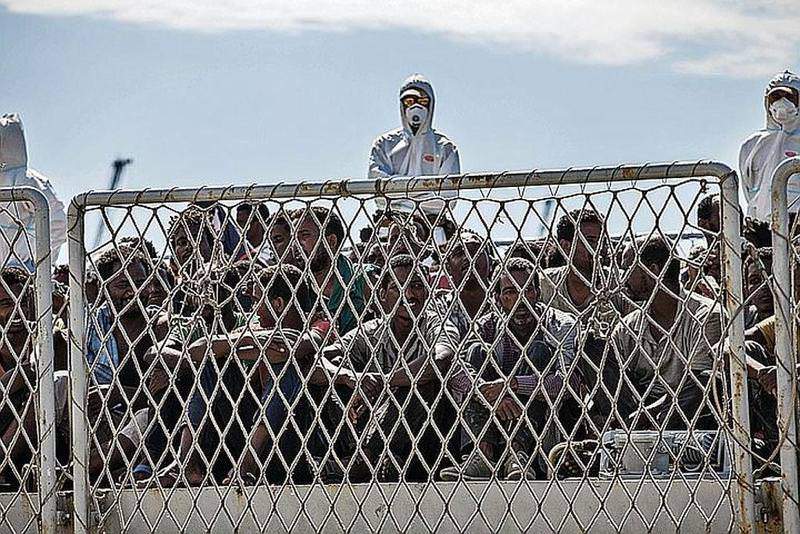 Очередная партия мигрантов-африканцев (почти 600 человек, из них 130 - в возрасте до 18 лет), снятых с утлых лодок в Средиземном море, доставлена в итальянский порт Палермо. И таких «привозов» бывает по несколько в сутки Фото: GLOBAL LOOK PRESS