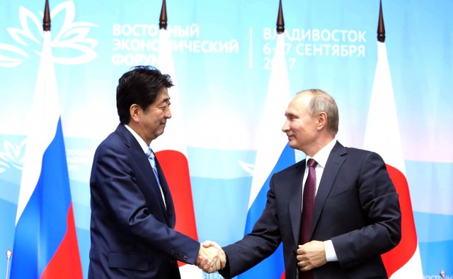 Синдзо Абэ и Владимир Путин. Владивосток, 7 сентября 2017 года