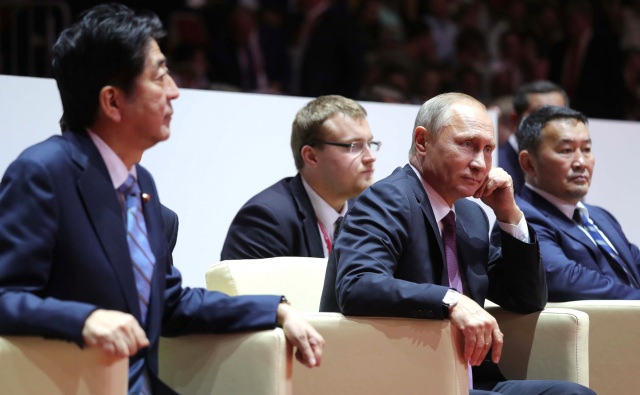 Синдзо Абэ и Владимир Путин посетили финальные соревнования турнира по дзюдо. 7 сентября 2017 года