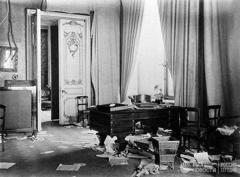 Комната Зимнего дворца после штурма. Петроград. 1917 год