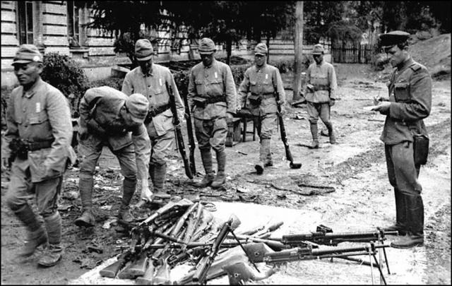 Японские солдаты сдают оружие. 1945