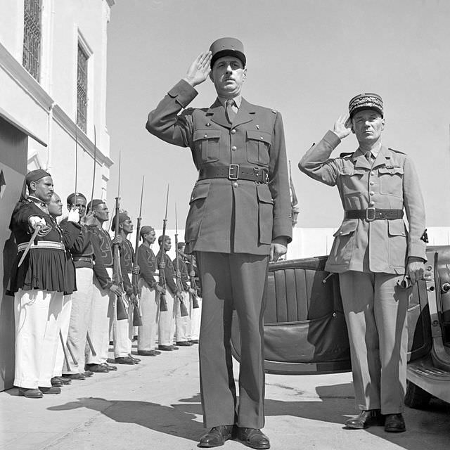 Де Голль (в центре) в Тунисе, 1943