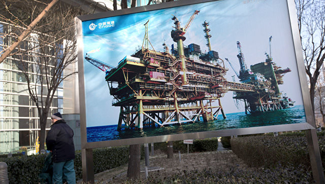 Баннер с изображением китайской нефтяной платформы компании CNOOC в Пекине. Архивное фото