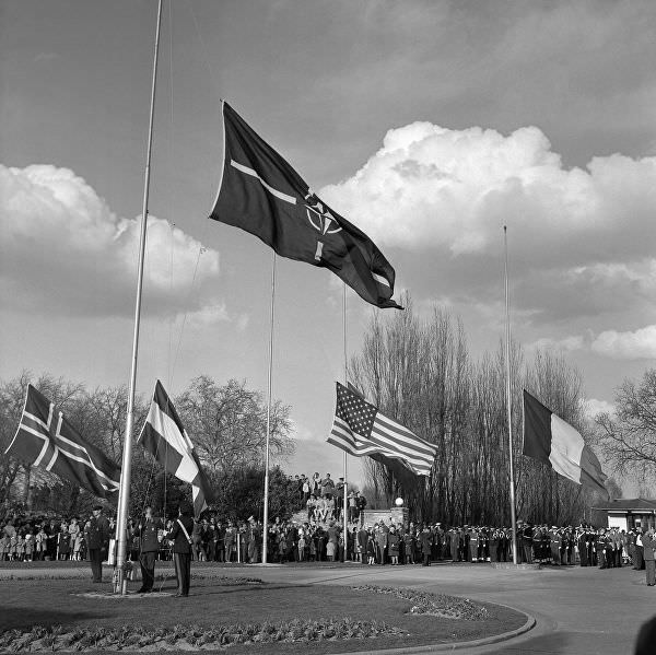 Флаги стран — участниц НАТО в пригороде Парижа Рокенкуре, 1967 год 