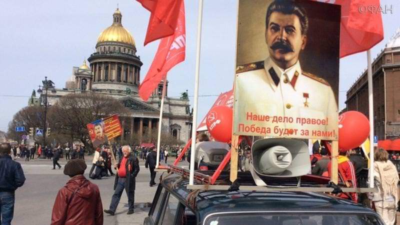 Народ любит Сталина — а кто любит Хрущева? Колонка Николая Старикова